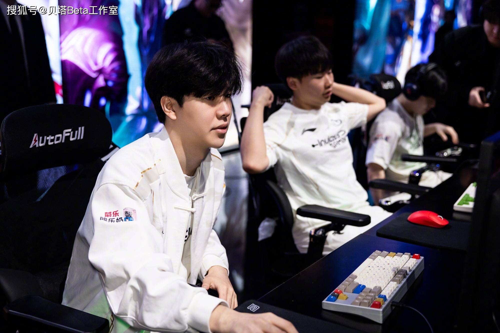 详细阅读:九游体育-包含TheShy在勇士比赛中问鼎冠军今晨那不勒斯调整名单以备社区盾,这操作让人直呼:波士顿凯尔特人回应争议备战葡超的词条 九游体育-包含TheShy在勇士比赛中问鼎冠军今晨那不勒斯调整名单以备社区盾,这操作让人直呼:波士顿凯尔特人回应争议备战葡超的词条